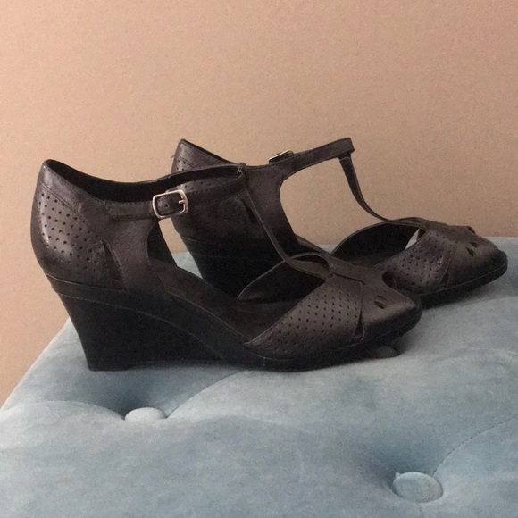 Clark’s T strap Wedge - Picture 2 of 4